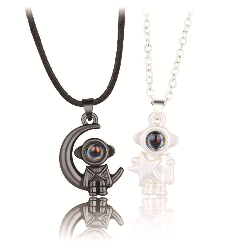 Creative Astronaut Star Moon Projection Necklace – Cosmic Galaxy Pendant with Hidden Message